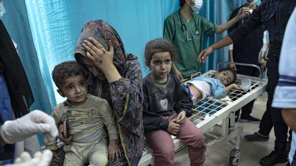 Thousands flee Gaza’s main hospital but hundreds still trapped by fighting